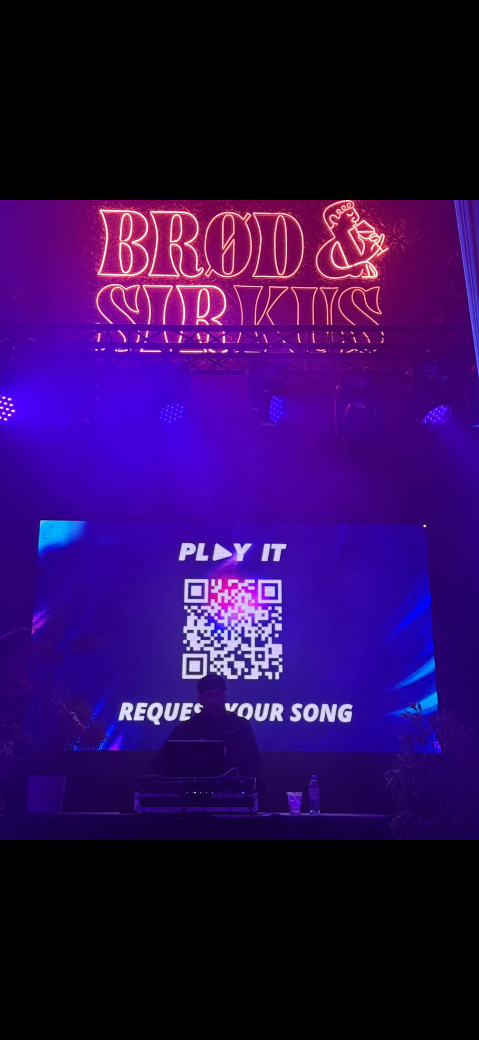 PLAY IT QR sign at a live event